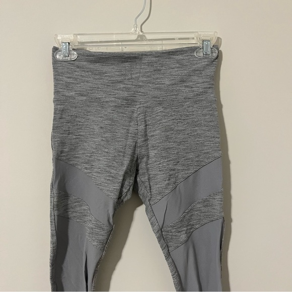 Lorna Jane gray mesh insert crop leggings - Picture 4 of 11